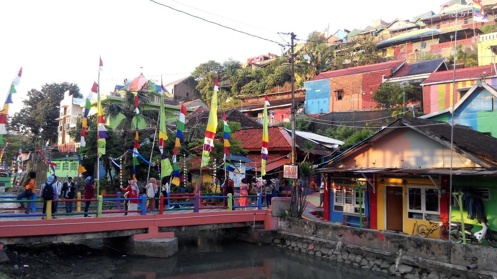 Tourists now flock to Kampung Pelangi. The rainbow village project has been so successful that another 390 village houses have been ear-marked for a rainbow paint job. (Photo: direktorjateng)