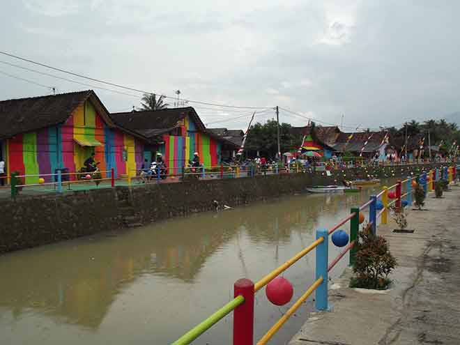A lick of paint and this Indonesian rainbow village has transformed it's fortunes. (Photo: basabasi.co)