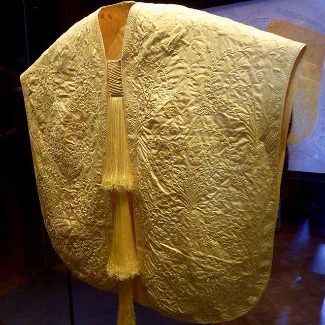 The golden cape made from Madagascar Golden Orb spider silk exhibited at London's Victoria and Albert Museum in June 2012. (Photo: Wikimedia/Cmglee)