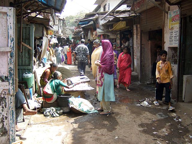 Dharavi Slum in Mumbai, India. According to worldpopulationreview.com 41.3% of the population of Mumbai live in slums. (Photo: Wikimedia/Kounosu)