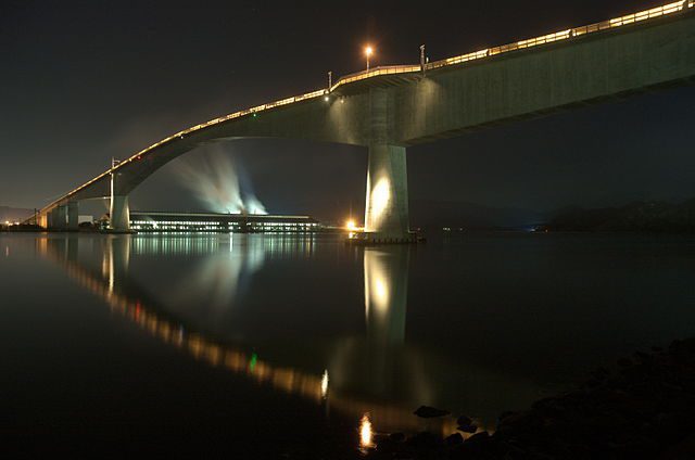 A side view of the A side view of the Eshima Ohashi Bridge at night shows the gradient of the bridge is less severe than some internet photos have depicted. (Wikimedia Commons/mstk east)