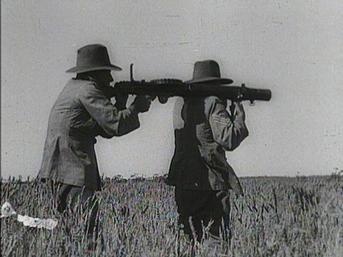 Australian soldiers operating a Lewis gun during the Australian Emu War (Photo: Wikimedia/Wazee Digital)