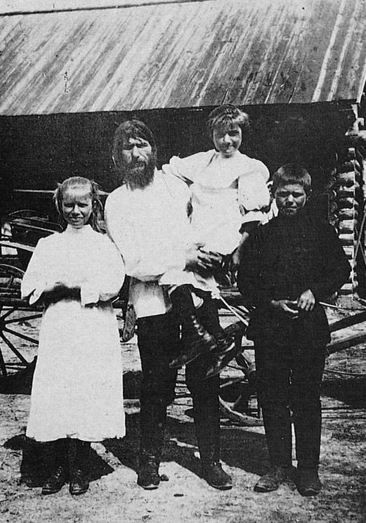 Maria Rasputin (left) with her father Grigori Rasputin and siblings: Varvara and Dimitri. (Photo: Wikimedia/Source Unknown)