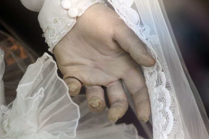 Close up of the hand of La Pascualita, a mannequin in a bridal shop in Chihuahua, Mexico. (Photo: Wikimedia Commons/Joeysodi)