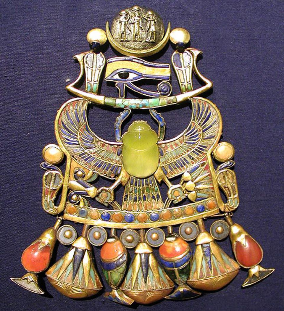 Tutankhamun's Wadjet pendant breastplate features a scarab carved from Libyan Desert Glass. (Photo: Wikipedia/J Bodsworth)