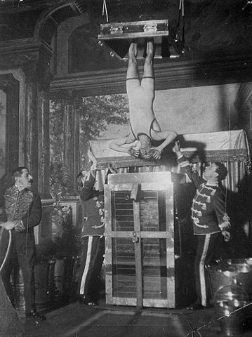 Houdini performing the Chinese Water Torture Cell (Photo:Wikimedia)