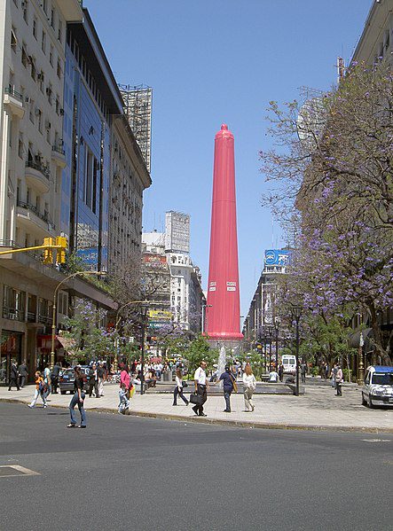 A 67 m long "condom" on the Obelisco (obelisk) in downtown Buenos Aires, to commemorate the international AIDS awareness day. (Photo: Wikimedia/Flickr/Erik Stattin)