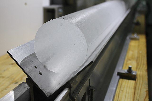 A freshly cut ice core. The largest drills can reach two miles (3.2km) under the earth's surface and retrieve ice samples 800,000 years old. (Photo: Wikimedia/Helle Astrid Kj忙r)