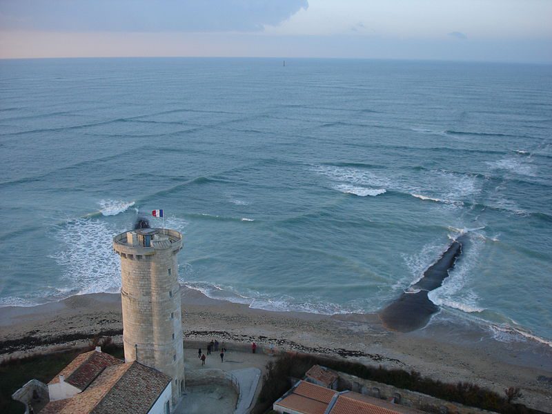 A cross sea or square waves in the ocean seen from Phares des Baleines (Lighthouse of the Whales) on Île de Ré. (Photo: Wikimedia/Michel Griffon)