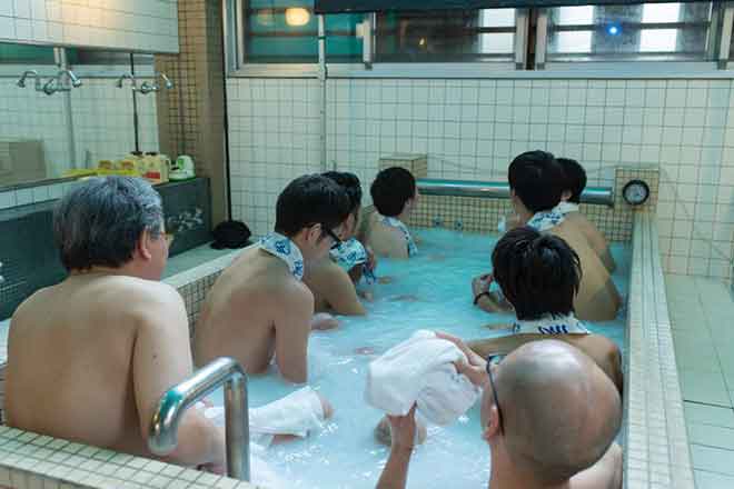 Students busy 'cramming' at the Hinodeyu bathhouse (Photo: Tokyo Sento Public Baths)