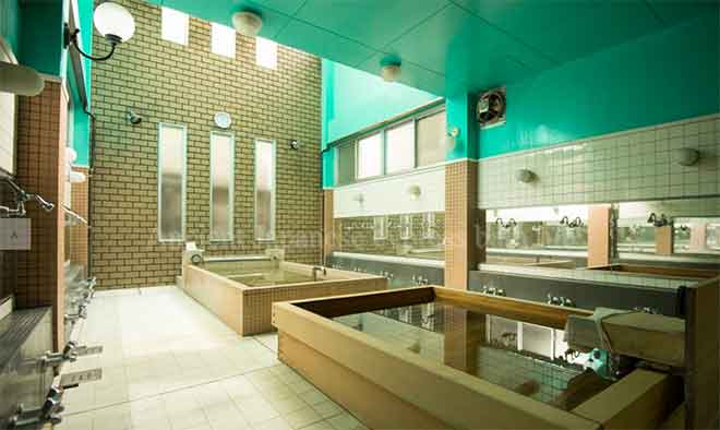 The Hinodeyu public bathhouse is trying to preserve a centuries old tradition with the novel concept of 'Naked School'. (Photo: hinodeyu.com)
