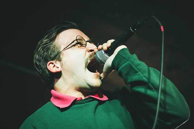 Lead singer Head Ned belts out band hit 'White Wine Sprtitzer' during their US tour. (Photo: okillydokilly.com - by Ris Marek)