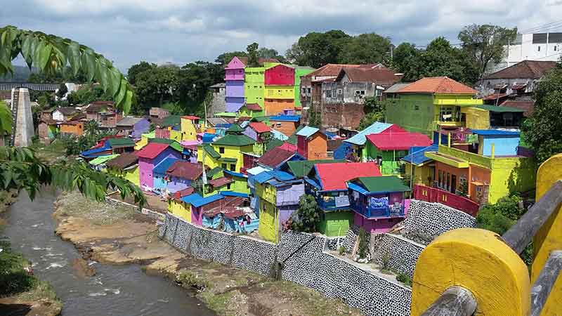 Kampung Pelangi rainbow village in Indonesia has transformed itself into an international tourist destination. (Photo: Jakartavenue)