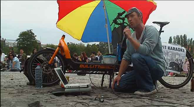 Joe Hatchiban belts out 'Billy Jean' during a Bearpit Karaoke session in the Mauerpark. (Photo: Youtube/Gareth Lennon)