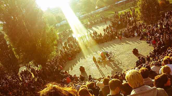 The crowd gathers for Bearpit Karaoke in the Mauerpark, Berlin. (Photo: Bearpit Karaoke)