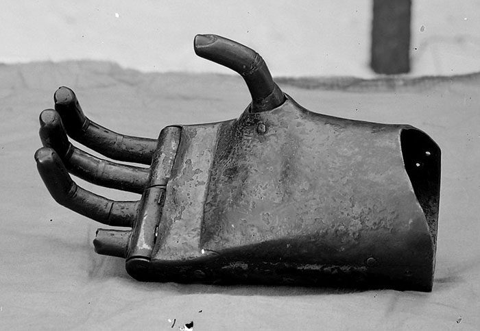 Götz von Berlichingen’s first iron hand (creator unknown). (Image: Württemberg/Wikipedia By Landesarchiv Baden-Württemberg, CC BY 3.0)