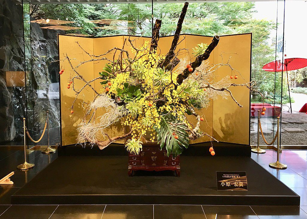 Large free flower arrangement by Iemoto Hiroki Ohara (Photo: Wikimedia/Gryffindor)