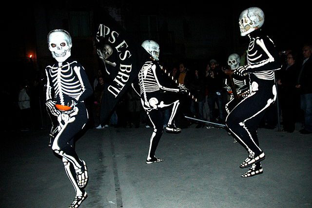 Procesión de Verges con la Danza de la Muerte, Verges, 10 April 2009. (Photo: Wikimedia/Flickr/Dantzan)