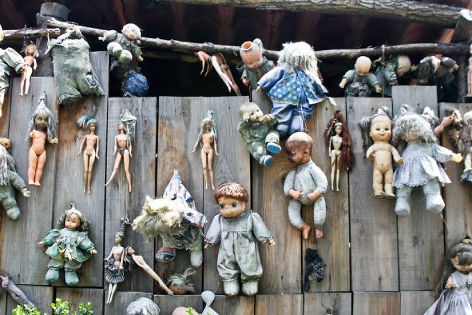 A wooden fence on the Island of the Dead Dolls covered in the dolls of the dead. (Photo: Flickr/Alejandro De La Cruz)