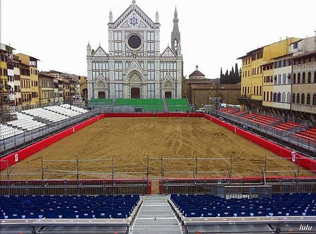 The arena is prepared for the Calcio Storico Fiorentino in Piazza Santa Croce. (Photo: Wikimedia/Silaip)