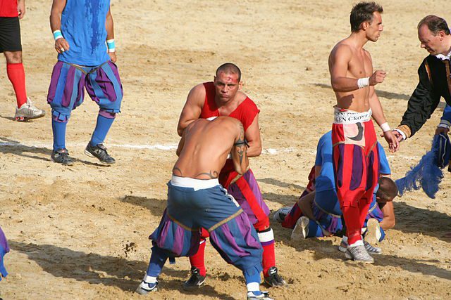 Players grappling in the Calcio Storico - 24.06.2008 - Azzurri Vs. Rossi (Photo: Wikimedia/Lorenzo Noccioli)