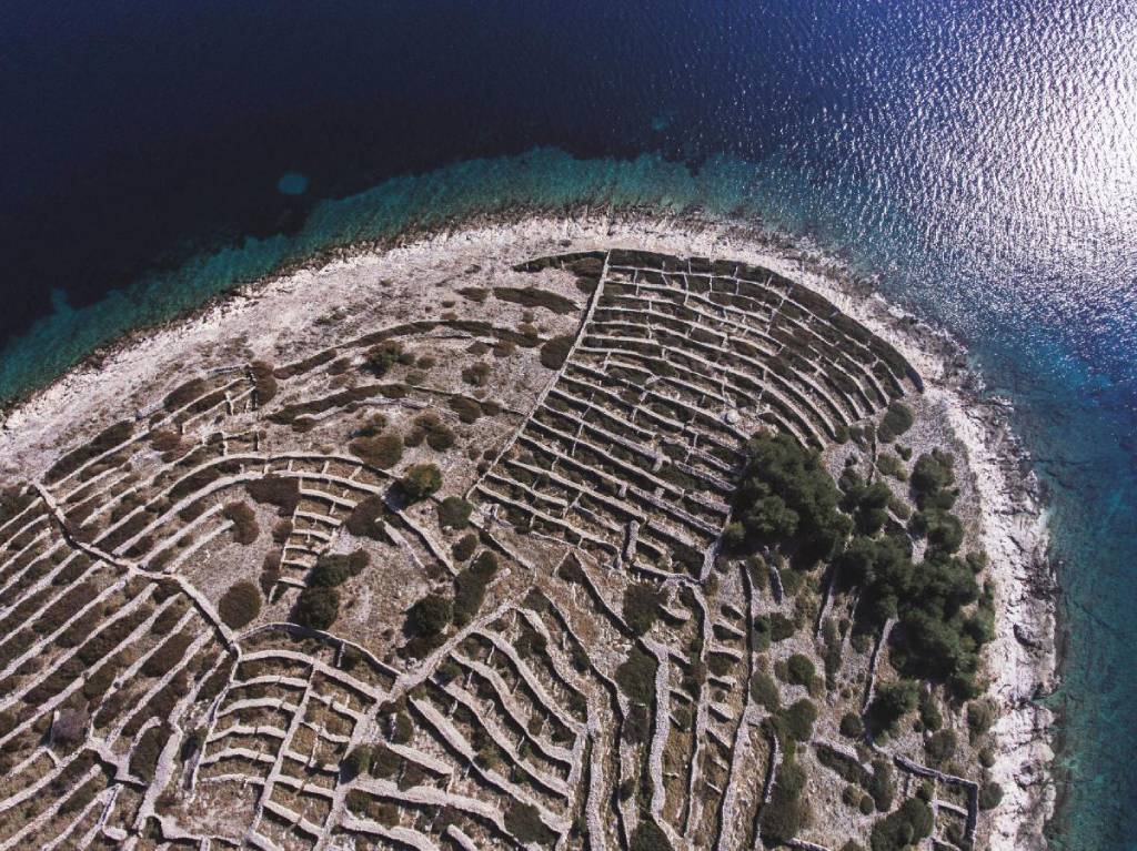 The tiny Baljenac Island boasts 23km of dry stone walls that resemble a giant fingerprint when viewed from above. (Photo: sibenski.slobodnadalmacija.hr)