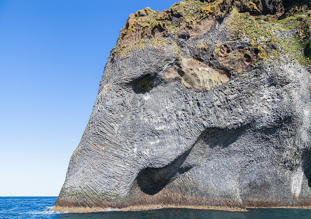 Elephant Rock in the cliffs of the island Heimaey, Westman Islands, Suðurland, Iceland. (Photo: Wikimedia/Diego Delso)