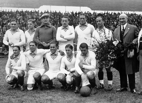 Alexandre Villaplane (top right) captained France in a 4-1 victory against Mexico in the inaugral 1930 World Cup. (Photo: Public Domain)