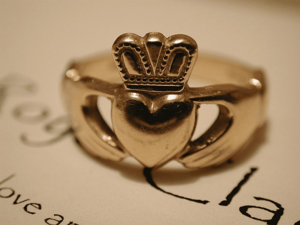 A traditional royal claddagh ring. (Photo: Wikimedia)