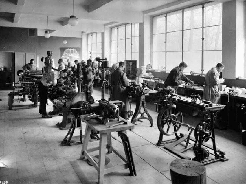 Photograph of a machine shop for the production of human models at the German Hygiene Museum in Dresden