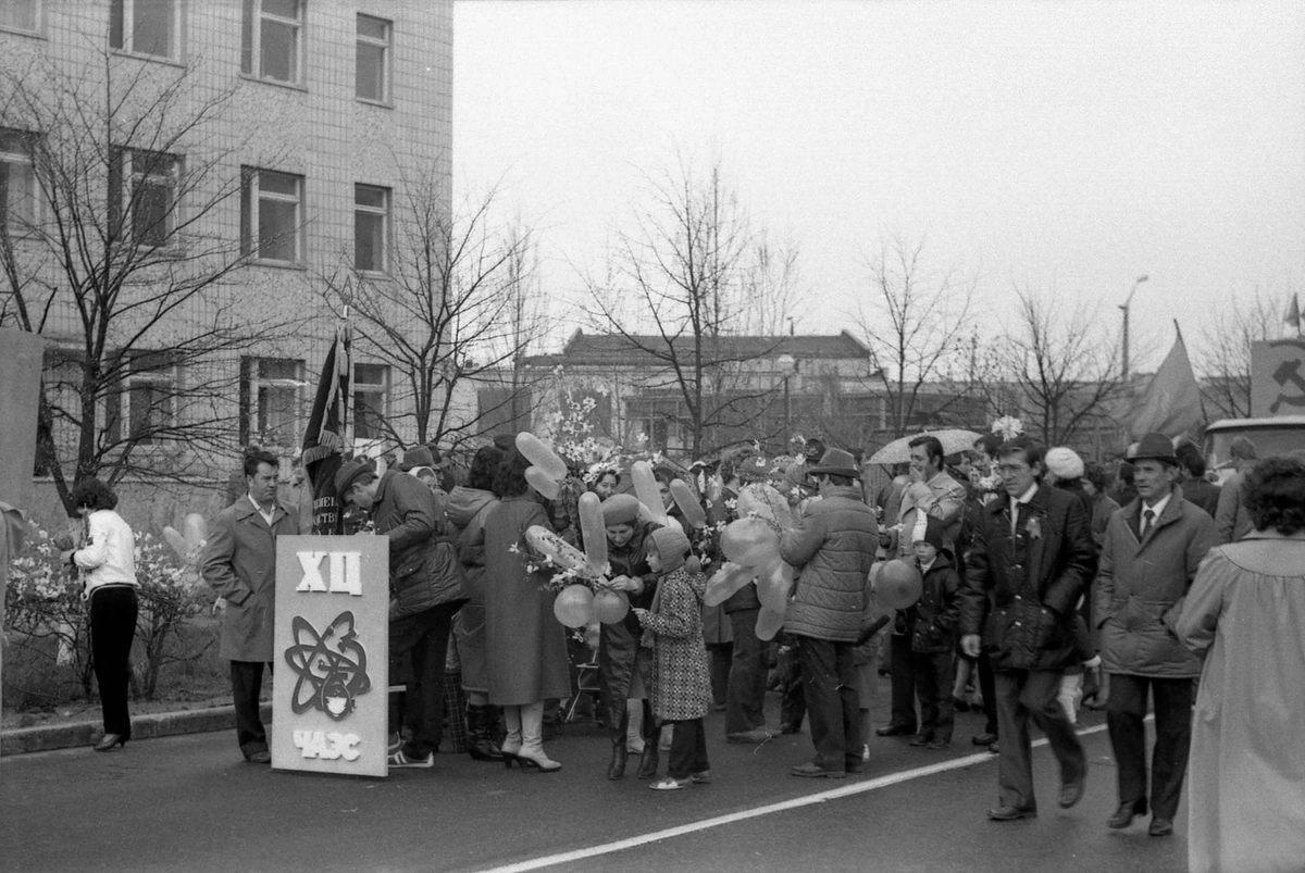 In April 1986, weeks prior to the tragic incident, the community of Pripyat convened for a festive march, lauding the Chernobyl facility's achievements. Distinguishable among the crowd on the extreme right, Viktor Bryukhanov, sporting a hat and tie, stands beside Sergey Parashin, recognized by his glasses. It's notable that in those times, over one-third of Pripyat's populace consisted of youngsters.